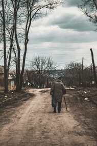 Per gli anziani, la solitudine è come un’ombra che si allunga, facendo apparire le giornate interminabili e prive di scopo 