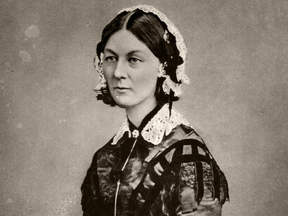 Florence Nightingale, cuyo trabajo fue la fuente de inspiración de Henri Dunant, fundador de la Cruz Roja y autor de las propuestas humanitarias adoptadas por la convención de Ginebra
