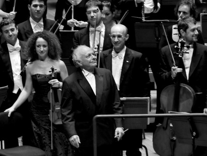 Tiziana Tentoni e altri professori d’orchestra con il direttore Lorin Maazel al momento degli applausi dopo un concerto © Victor De Leo