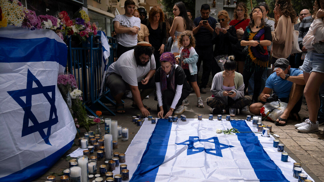 Ciudadanos instalan una ofrenda para las víctimas de los recientes atentados terroristas en Israel