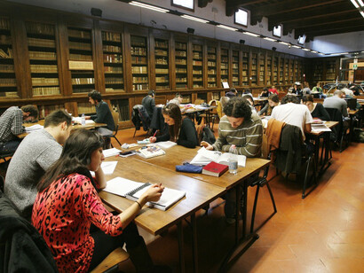 Estudantes na Biblioteca delle Oblate em Florença, Itália