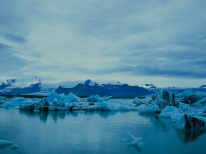 Icebergs nell'oceano artico