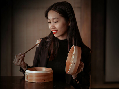 Donna cinese. La mia famiglia è composta da tre persone: io, che sono italiano, mia moglie cinese, di Pechino e il nostro figlio adottivo che è indiano