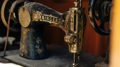 Máquina de costura antiga. A prática de "upcycling" envolve transformar roupas antigas em novas peças