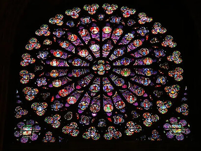 Vitrais da catedral de Notre-Dame em Paris, na França. O estrondoso sucesso de sua obra percorreu o mundo e graças a Hugo, deu-se início a uma consciência nacional sobre o patrimônio e de uma política a favor da restauração dos monumentos históricos franceses. E assim, em 1844, com o forte apoio do escritor, as obras de restauração na catedral tiveram início