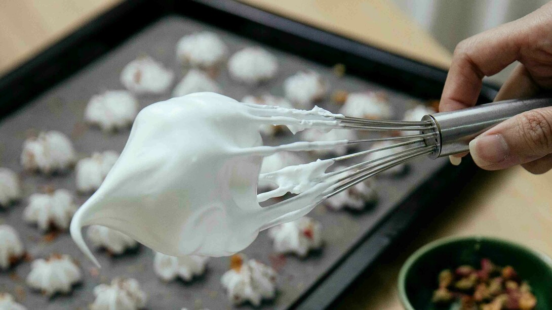 Descubra os segredos por trás dos três tipos de merengue: francês, suíço e italiano! Conheça suas aplicações, métodos de preparo e dicas essenciais com nossa confeiteira mestre
