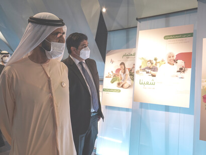 Carlos Alvarada Quesada, expresidente de Costa Rica, junto a representantes diplomáticos de Emiratos Árabes Unidos en la Expo Dubái 2020