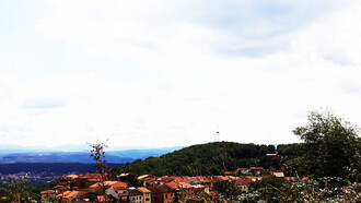 El pueblo fue declarado Bien de Interés Cultural -(BIC)- por las construcciones de las casas, que formaron una muralla-fortaleza hacia el año 1.600. Villanueva del Conde, Salamanca, España