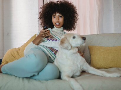 Antropóloga assiste a um documentário sobre cultura popular brasileira e latina