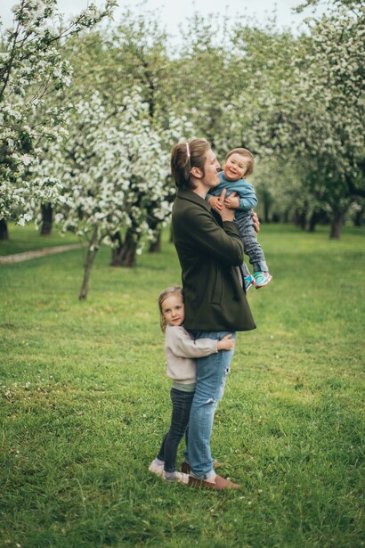 Padre e hijos en un jardín