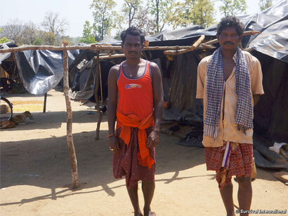 Il campo di Asan Kudar, dove dal 2013 vivono sotto teloni di plastica oltre un centinaio di indigeni Khadia sfrattati dalla Riserva delle tigri di Similipal. Hanno ricevuto solo una piccola parte del risarcimento promesso. I giornali indiani hanno lodato questo sfratto come un modello di “successo”. © Survival International
