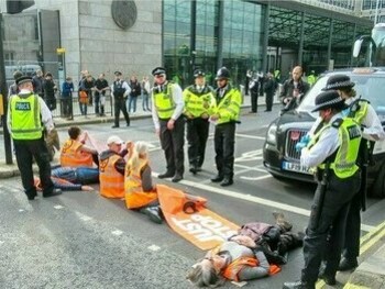 Manifestação do grupo ativista "Just Stop Oil" em Londres, 2022. Entre as suas iniciativas mais conhecidas estão aquelas que envolvem intervenções em obras de arte famosas, atraindo os holofotes da mídia global e provocando reações variadas