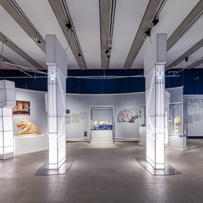Building community. Göbeklitepe, taş tepeler and life 12,000 years ago, exhibition view. Courtesy of James-Simon-Galerie