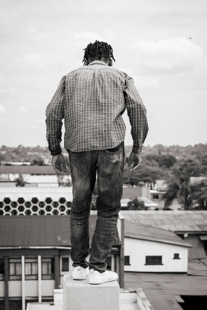 Homem na beira de prédio. O homem precipita-se no vazio, sobra o baque do impacto e, logo de seguida, os gritos de horror