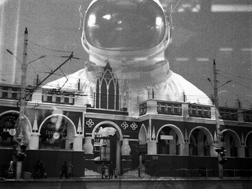Foto da una serie di scatti realizzati con tecniche di esposizione multipla. Una fusione di due elementi culturali di Kaluga: la storia della città e il tema dello spazio. L'autrice ha voluto mostrare come Kaluga respiri letteralmente spazio e ispiri a conquistare nuove vette. Foto di Natalia Kotoreva