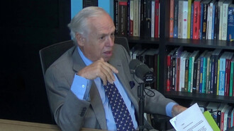 Roberto Savio è un testimone oculare della storia e costruttore di istituzioni, un uomo che trasforma le sue visioni in realtà