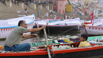 Globalización, mercado  náutico, Varanasi, India