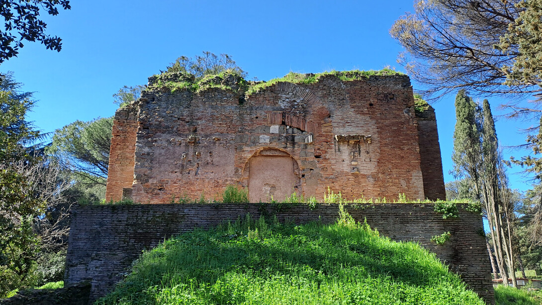 Mausoleo di Sant’Urbano martire, Parco dell’Appia Antica, Roma, Italia, II secolo d.C. Nel XIII secolo il sepolcro fu trasformato in una torre fortificata (il torrione dei Borgiani), di cui si distinguono ancora, nella parte superiore del monumento, dei resti. ©Roberto Luciani
