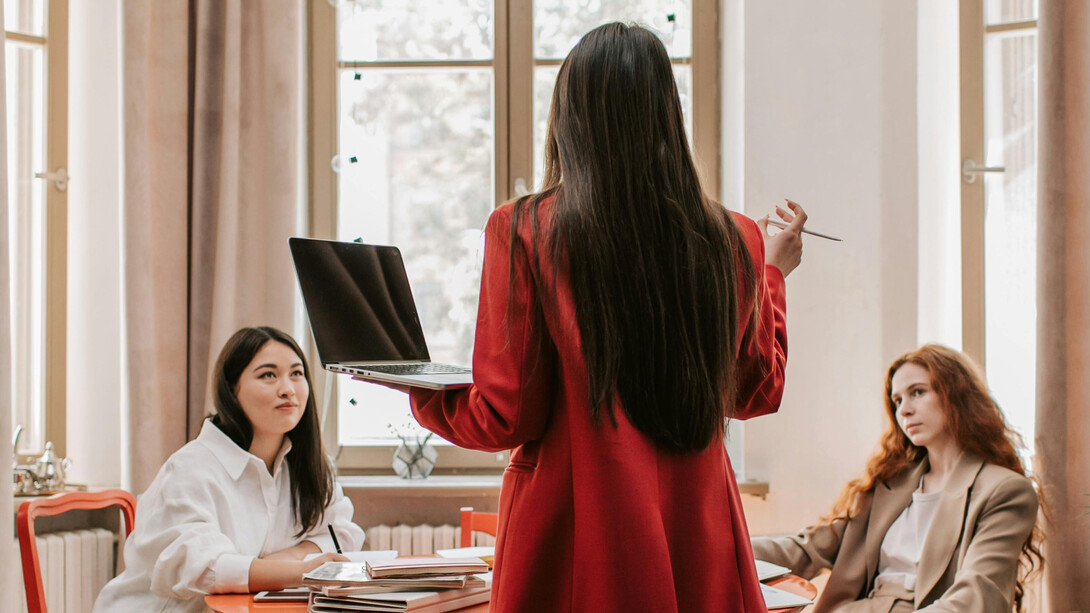 Os arquétipos de herói, fora-da-lei e mago são utilizados por marcas para conectar com o público. Eles representam a jornada humana, incentivando atitudes que despertam emoções profundas e comportamento de consumo