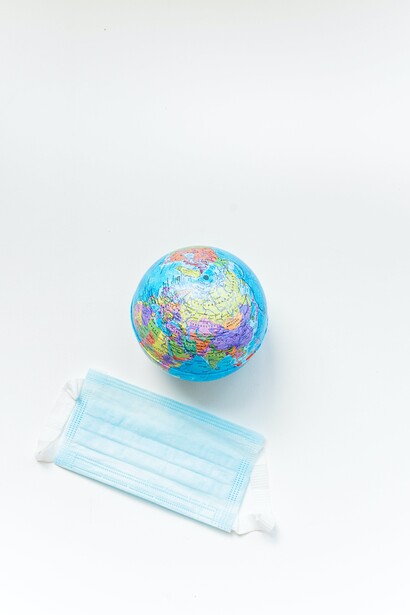 Globo do planeta terra e máscara facial
