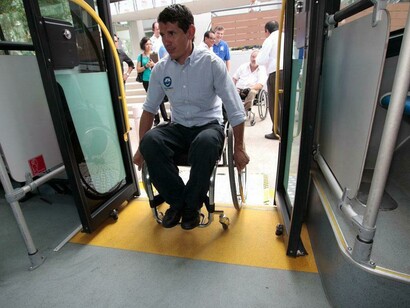 Un hombre con movilidad reducida sube al autobús urbano