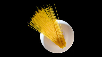Richard Feynman "spaghetti cut" problem stretches imagination on asymptotic freedom of movements, singularities, multidimensional scaling