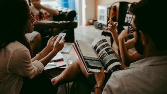 Participe do clube do livro e descubra como as redes sociais estão influenciando nossos hábitos de leitura. Uma análise aprofundada sobre o impacto das mídias sociais e o ressurgimento da popularidade dos livros na era digital