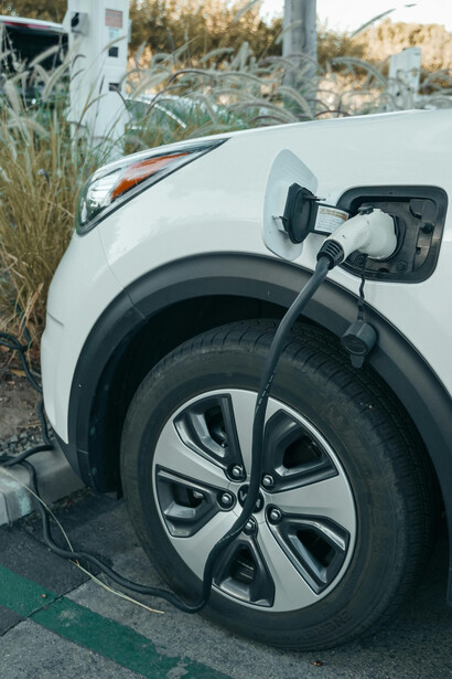 A invenção da lâmpada incandescente e da corrente alternada impulsionou a eletrificação das cidades e transformou o cotidiano com mais segurança e eficiência