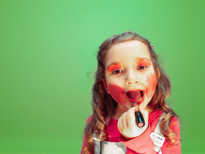 Una pequeña niña maquillándose. Profesionales de la salud mental y dermatológica han expresado su preocupación por el impacto que el uso de maquillaje está teniendo en las infancias