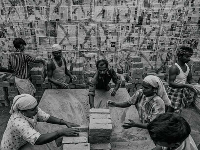 Sous une chaleur accablante, les travailleurs en Inde peinent pour un salaire minimum, leur sueur témoignant de leur lutte pour survivre