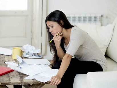 Agobiada por las deudas