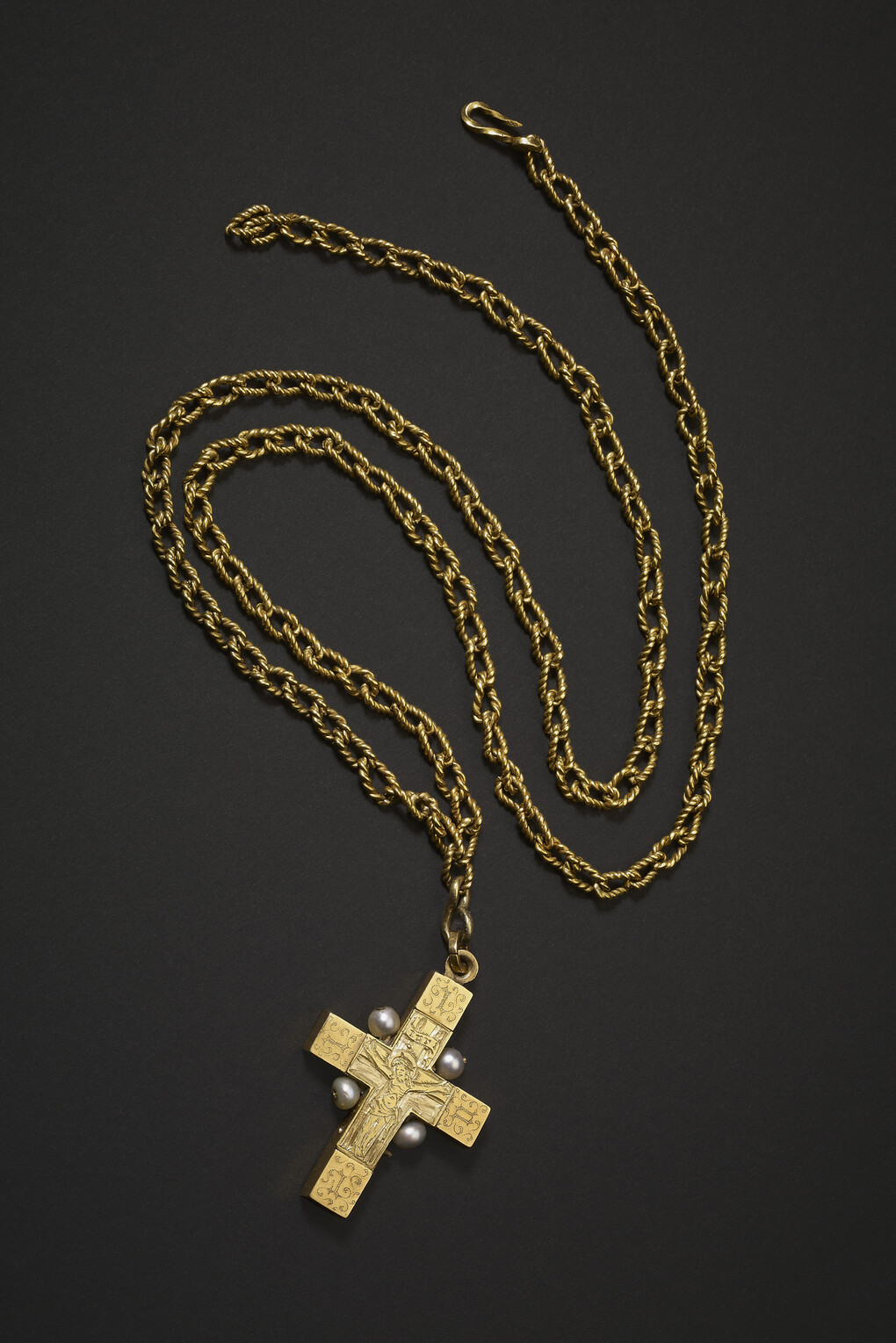 Clare Reliquary, English, Early fifteenth century, Gold, pearls, wood. Royal Collection Trust | ©  Her Majesty Queen Elizabeth II 2015