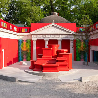 Jeffrey Gibson (premiado em 2005) é o primeiro artista indígena a representar o Pavilhão dos EUA na Bienal de Veneza. Gibson forjou uma prática interdisciplinar e uma linguagem visual híbrida caracterizada pelo uso ousado de cores, padrões e textos que combinam histórias americanas, indígenas e Queer com referências a subculturas populares, literatura e tradições estéticas e artísticas globais