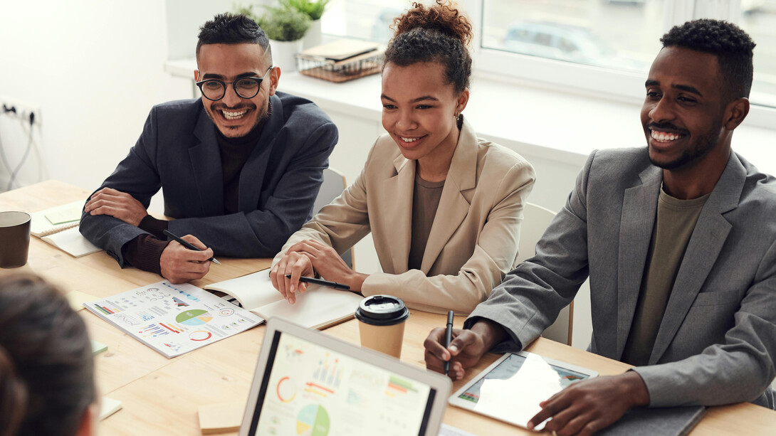 Explore como a educação corporativa vai além dos treinamentos, fortalecendo a cultura organizacional, promovendo crescimento pessoal e preparando empresas para um futuro ágil e inovador