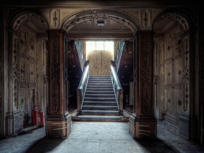 Exploração urbana. Olhar a partir da entrada de um hospital abandonado na Inglaterra. Foto: Andreas S.