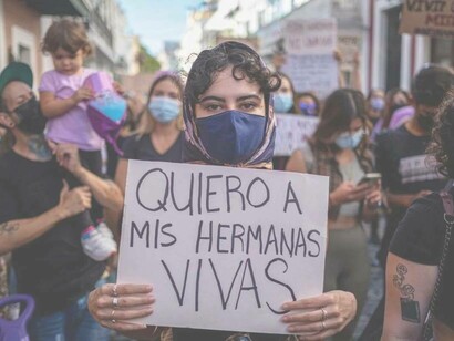 A sign that supports the cause against femicide which reads "I want my sisters alive" in San Juan, Puerto Rico