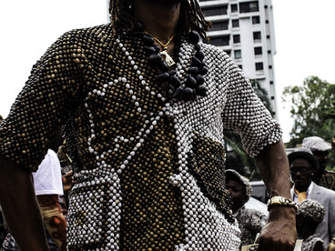 Hoy, los Sapeurs también existen en Instagram. Buscan likes, visibilidad global, el aplauso digital que reafirma su presencia. Justin Makangara, un sapeur tradicional vestido con un traje hecho de cuentas, 10.02.2015. En Kinshasa, República Democrática del Congo