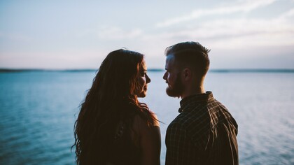 Coppia di innamorati di fronte al mare: non è necessario affrontare nessun viaggio esteriore per incontrare l’amore che è stato predestinato a noi