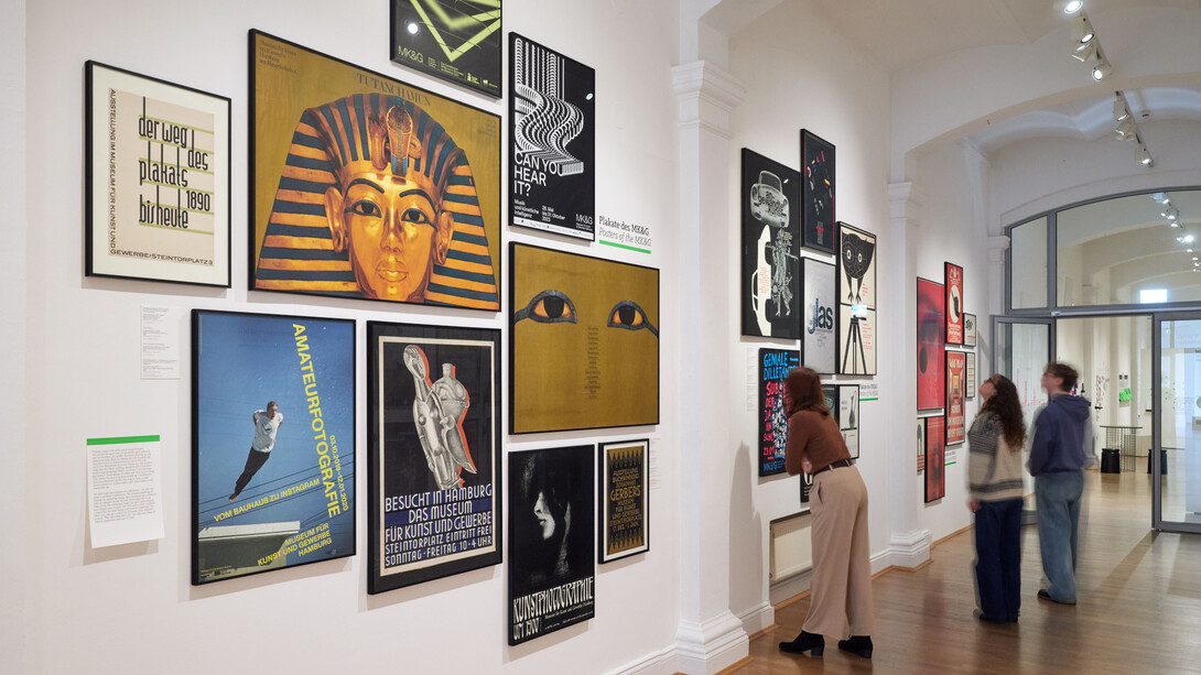 Various artists, Who are you? Exhibition view. Courtesy of Museum für Kunst und Gewerbe Hamburg