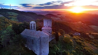 Il Castello di Castiglione Aldobrando sorge sulle colline umbre, offrendo una vista panoramica mozzafiato sulla campagna circostante. Ph Raimondo Biscarini