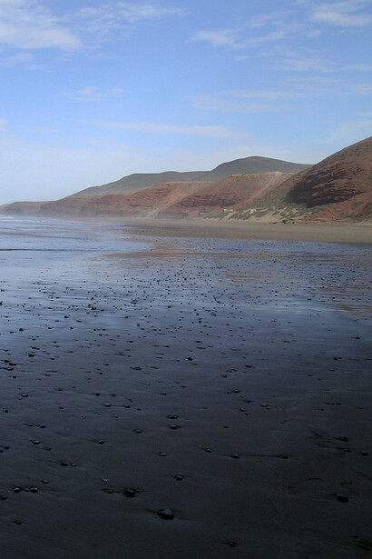 Marruecos, tras obtener en 1956 la independencia, empezó a expresar su interés por descolonizar las posesiones españolas, fundándose en los proclamados vínculos históricos y geográficos de dichos territorios. Playa de Lagzira en Sidi Ifni, Maruecos