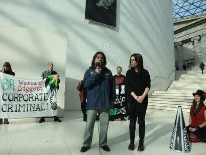 El activista Gilberto Torres en una protesta contra la actuación de BP en Colombia