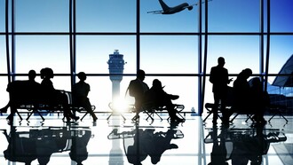 Zona de espera en la terminal de un aeropuerto