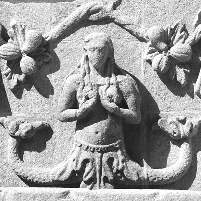 Fontana con rilievo di sirena bicaudata, Monastero di Santa Clara, Vila do Conde, Portogallo