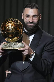 Karim Benzema. Le joueur du Real Madrid a reçu le trophée du Ballon d’Or des mains de Zinédine Zidane, le 17 octobre au Théâtre du Châtelet © Francois Mori-AP-SIPA