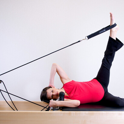 O pilates é conhecido por colocar o aluno em aparelhos que corrigem a postura, fortalecem a musculatura e melhorar o condicionamento físico