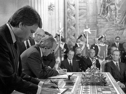 Felipe González firma el Tratado de Adhesión de  España a la Comunidad Económica Europea