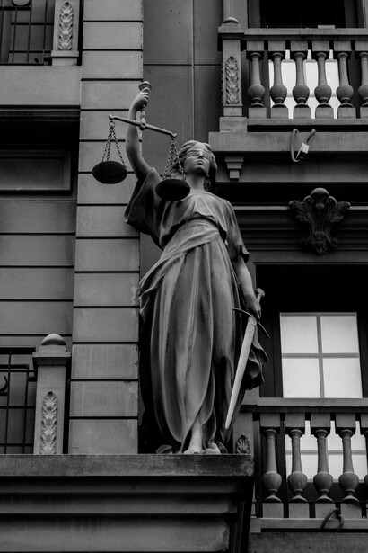 Él se ocupa muy poco de los problemas de la ética y de la política porque su referente fundamental es la pregunta ontológica, no ya metafísica en tanto que dualista