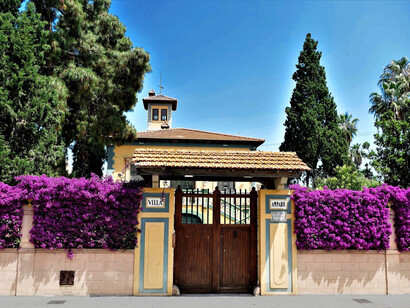 Villa Amparo es un antiguo chalé, conservado en la localidad valenciana de Rocafort (España)