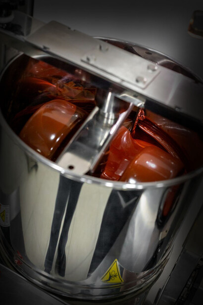 Una mezcladora preparando chocolate para su producción